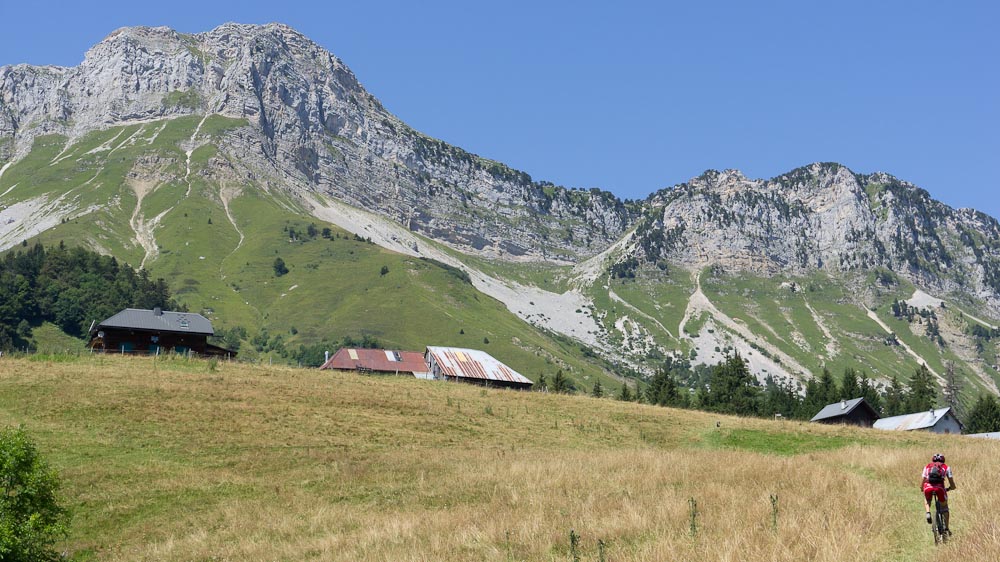 Col de la Fullie : devant la face E du Colombier