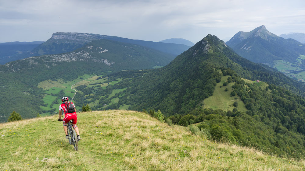 Crête de la Galoppaz : Quelques gouttes en face sur le Margeriaz