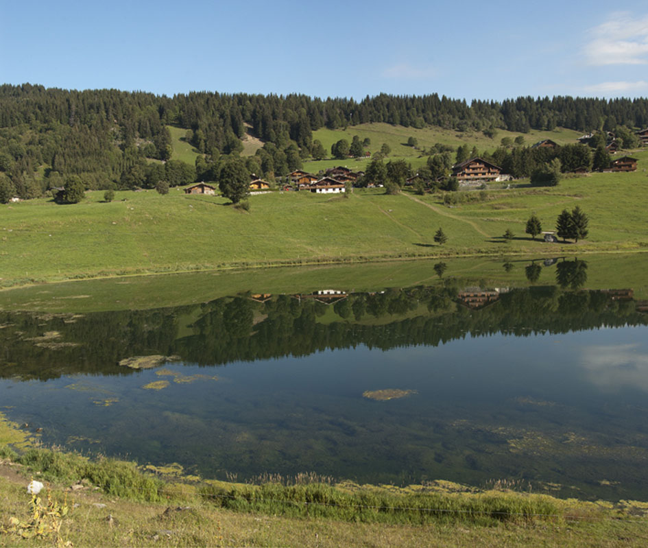 Lac des Confins : Le lac avec l'arête descendant de la tête de Danay