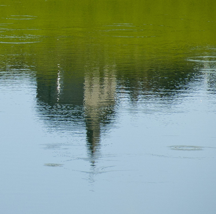 Lac des Confins : Reflets de l'église des Confins dans le lac