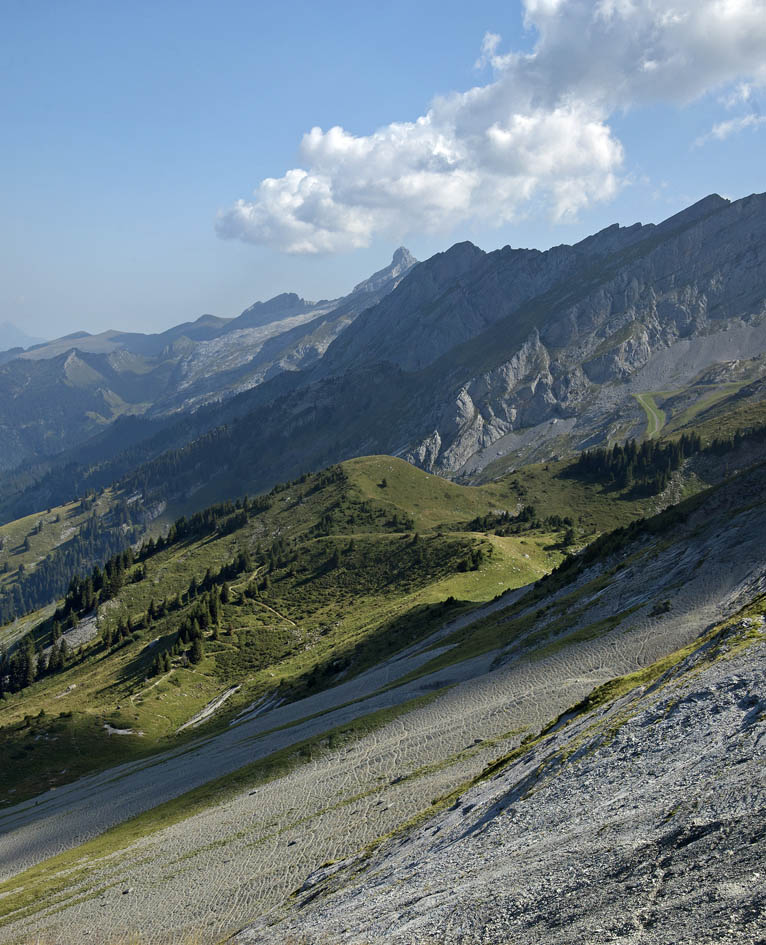 la Clusaz : Sommet du télécabine du Fernuy, combes du Fernuy et de la Balme avec au fond la Pointe percée.