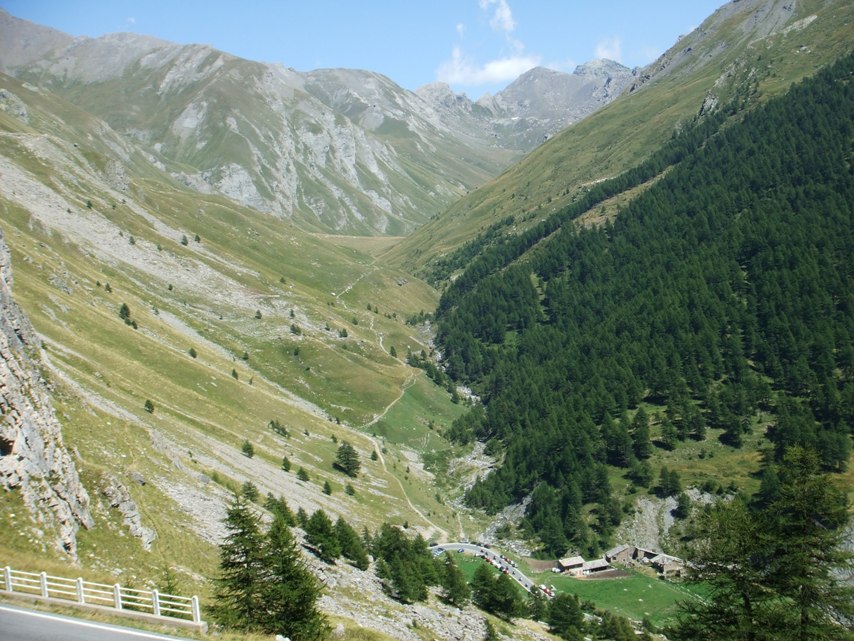 Valle di Soustra : Vue de la route du col Agnel, ça fait une belle descente depuis la pointe Joanne...