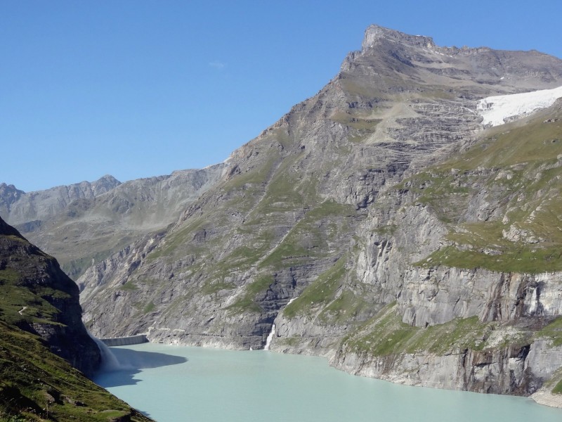 Retour au dessus : du barrage.
Étonnant tous les dépôts de sédiments...
Vu tout ce qui coule, les glaciers doivent encore prendre cher en ce moment dans le coin