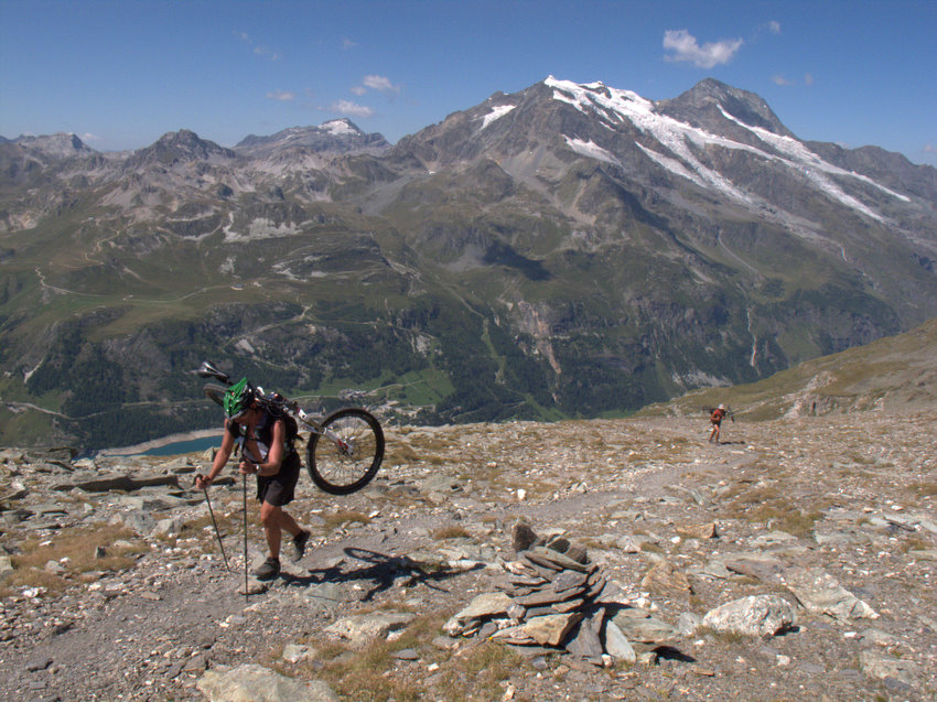 #3 Un randonneur : avec un vélo Un randonneur : avec un vélo