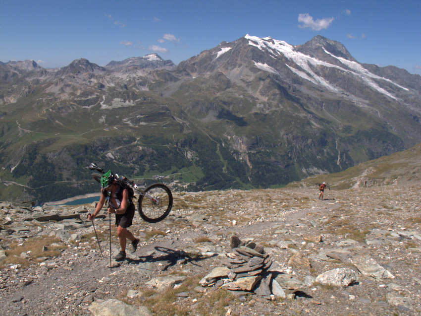 Un randonneur : avec un vélo