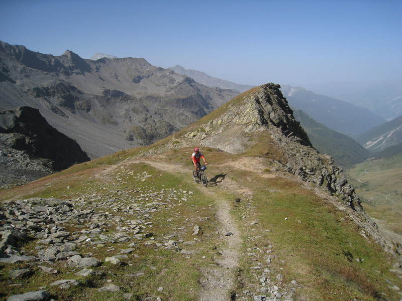 #3 Col du Mont : Cyril débouche au col Col du Mont : Cyril débouche au col
