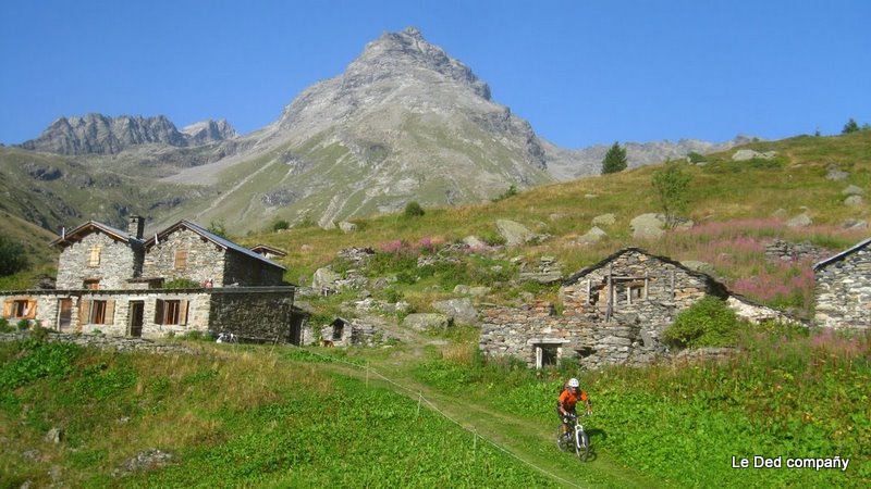 Les Savonnes : Joli hameau aux gens très accueillants...Enfin pas sûr que ce soit de vrais Savoisiens (ou alors, rugueux comme la croûte de la Tomme céronnée !