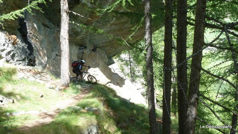 Gilles : Une trentaine d'épingles dans du bien raide aux pieds des parois d'escalade et de la Via Ferrata.