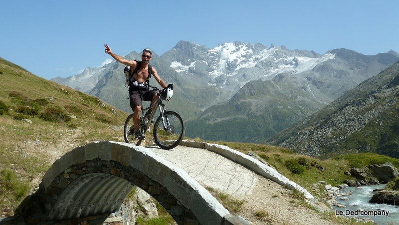 Pont du torrent du Lac : Celui çi permet d'atteindre le sentier montant sur le col du Mont.