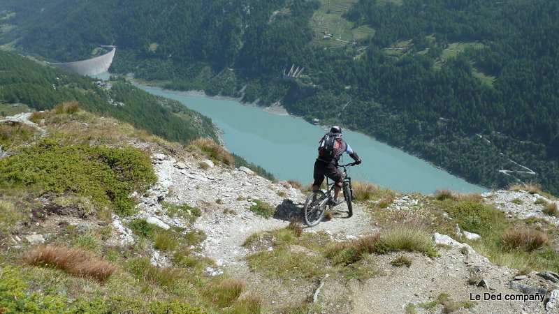 Sentier 14A : Gilles sous le Mont Pelà, en pleine négociation de virage, 700m au dessus du barrage.