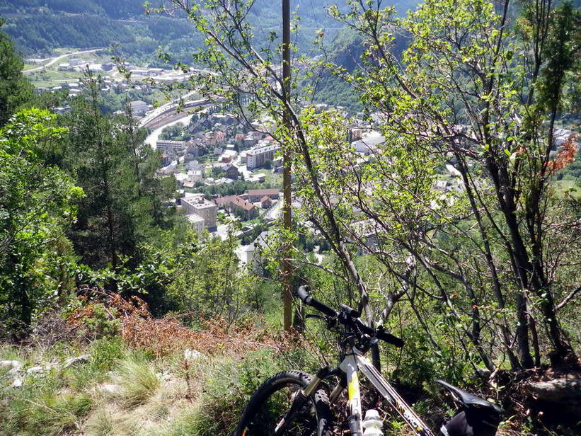 #3 Modane vue du sentier : On débouche brutalement sur la plongée vers Loutraz. Modane vue du sentier : On débouche brutalement sur la plongée vers Loutraz.