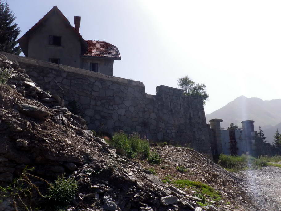 Fort du Sapey : ...et demi-tour devant les remparts...