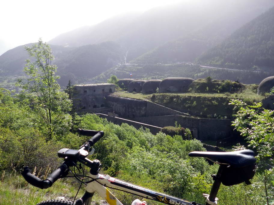 Replaton : Le fort et le tunnel du Fréjus alignés.