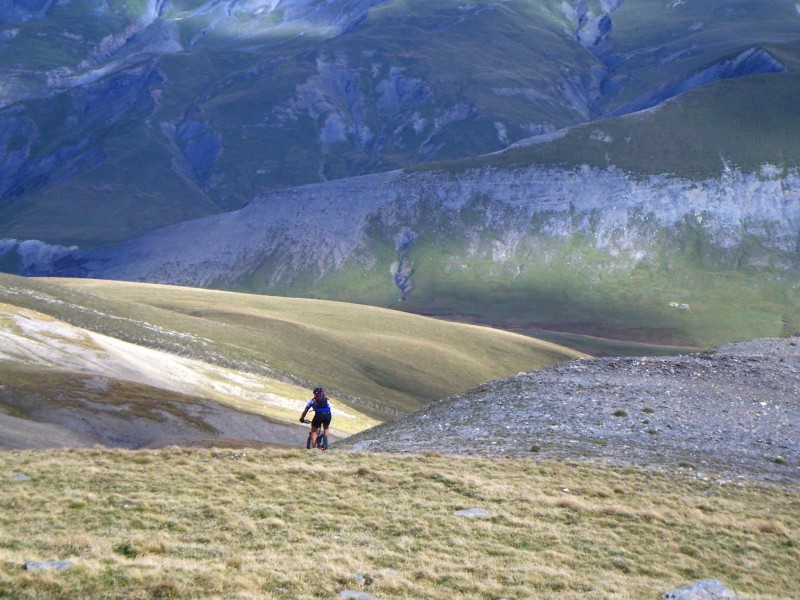 #22 Rousses : descente de la cime de la Valette tout en free ride*
chemin pas tres marqué, alpage défoncé Rousses : descente de la cime de la Valette tout en free ride*
chemin pas tres marqué, alpage défoncé