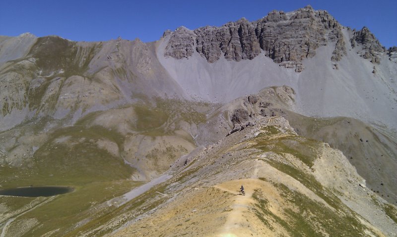 Tim sur la crête : Magnifique, mais un vent à décorner les bouquetins !