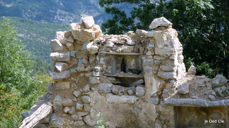 Ruines des Pradaux : Seule l'armoire à bouteilles est encore fonctionnelle ;-)
La nouvelle bergerie des Pradaux est juste à côté.