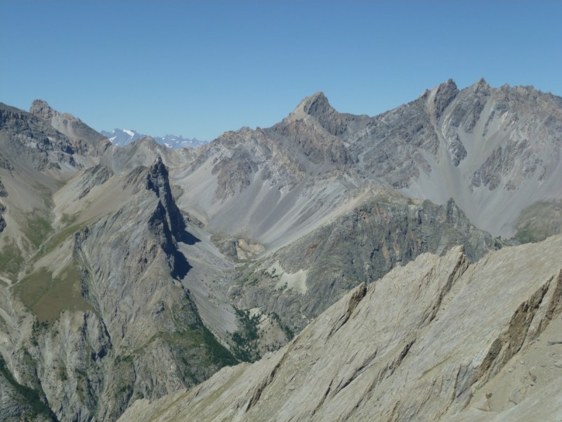 #13 contrefort Sud du Queyras : Pic des Houerts, Le Sommet Rouge, Pic de Panestrel et Pics de la Font Sancte. Avec le glacier du Pelvoux dans le lointain. contrefort Sud du Queyras : Pic des Houerts, Le Sommet Rouge, Pic de Panestrel et Pics de la Font Sancte. Avec le glacier du Pelvoux dans le lointain.