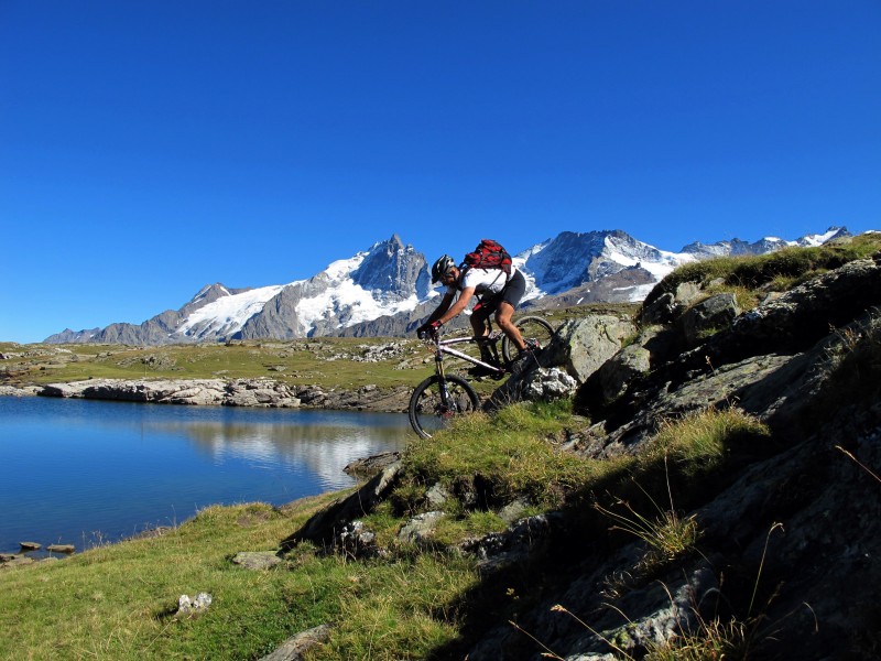 #17 emparis : descente sur le lac emparis : descente sur le lac
