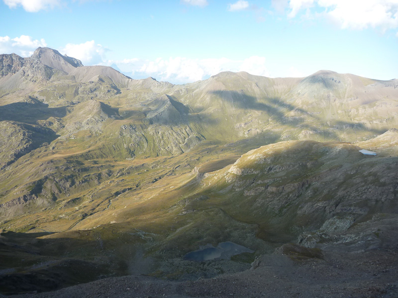 #7 Vue du sommet vers le nord : La belle vallée où se déroule la descente du Passo Invergneux... pour une prochaine visite ? Vue du sommet vers le nord : La belle vallée où se déroule la descente du Passo Invergneux... pour une prochaine visite ?