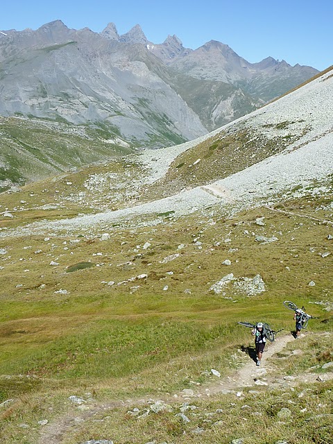 Lac des Cerces : Sentier du haut supra lisse, on a pris celui du bas