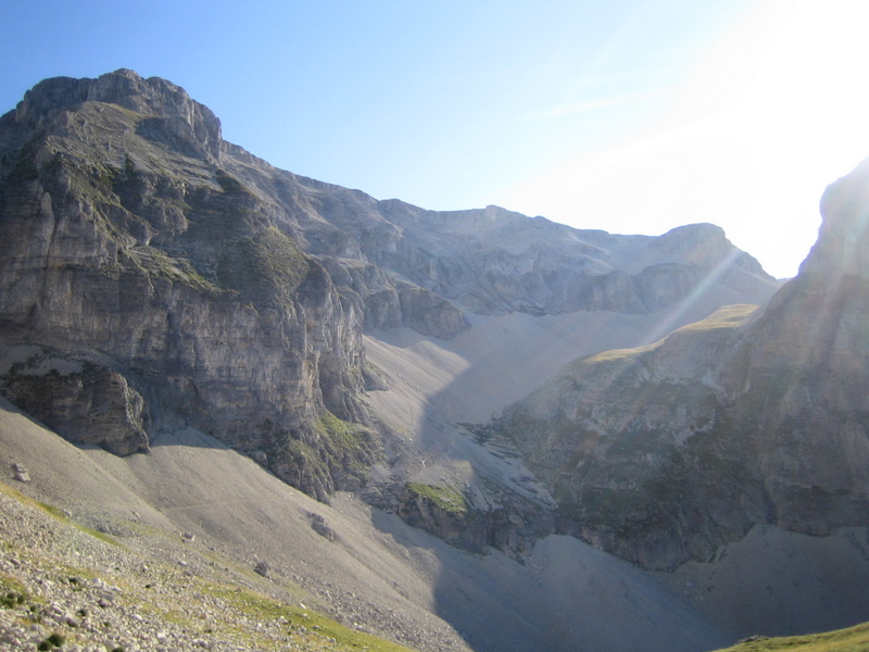 #4 Tour de Corne : La combe Ratin, qui est partant pour la descendre en velo.
Bon de plus prés c Tour de Corne : La combe Ratin, qui est partant pour la descendre en velo.
Bon de plus prés c'est moins impressionnant ou pas.
