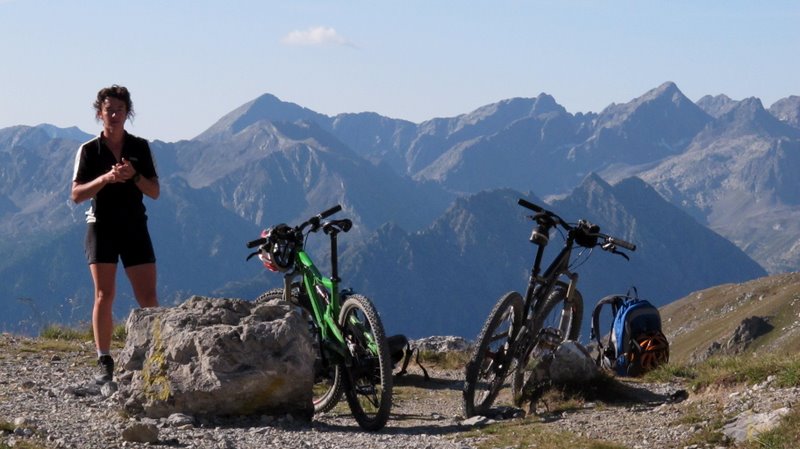 #20 Passo di Rocca Brancia : 9h30 : on se prépare pour notre première longue descente de la journée Passo di Rocca Brancia : 9h30 : on se prépare pour notre première longue descente de la journée