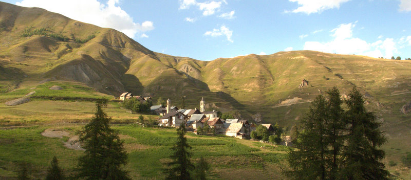 Ferrere : le refuge Becchi Rossi occupe l'ancien presbytère de l'église du village ; très bonne adresse !