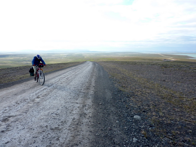 Islande : Après 80 km avec le vent de face, Patricia tire des bords sur la piste.