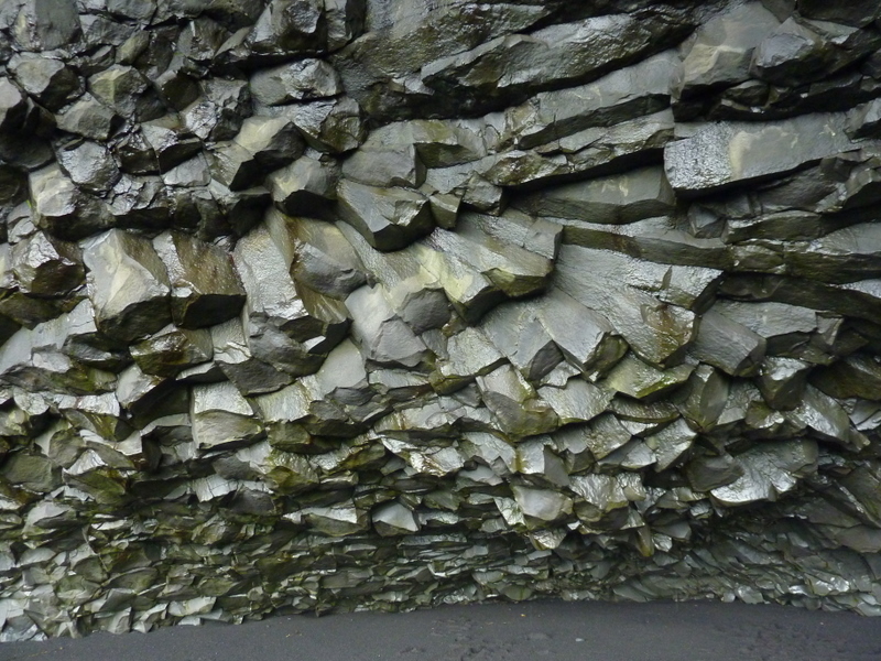 Islande : Plafond en orgues basaltiques d'une grotte au bord de la mer vers Vik