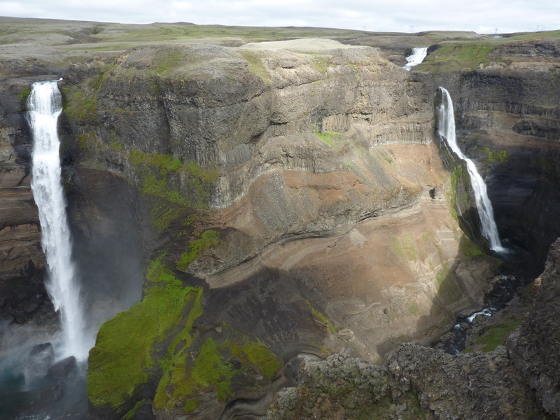 Islande : Haifoss (120 m de haut).