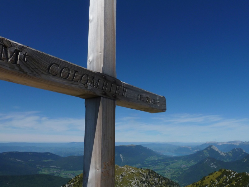 #4 Colombier : Croix sommitale, on voit le Lac au fond Colombier : Croix sommitale, on voit le Lac au fond