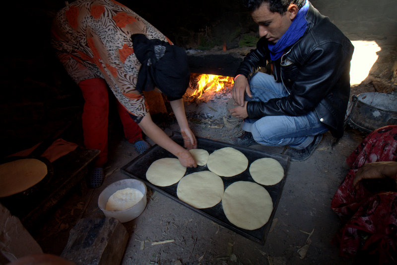 Toufghine : cuisson des galettes de pain chez Mohamed