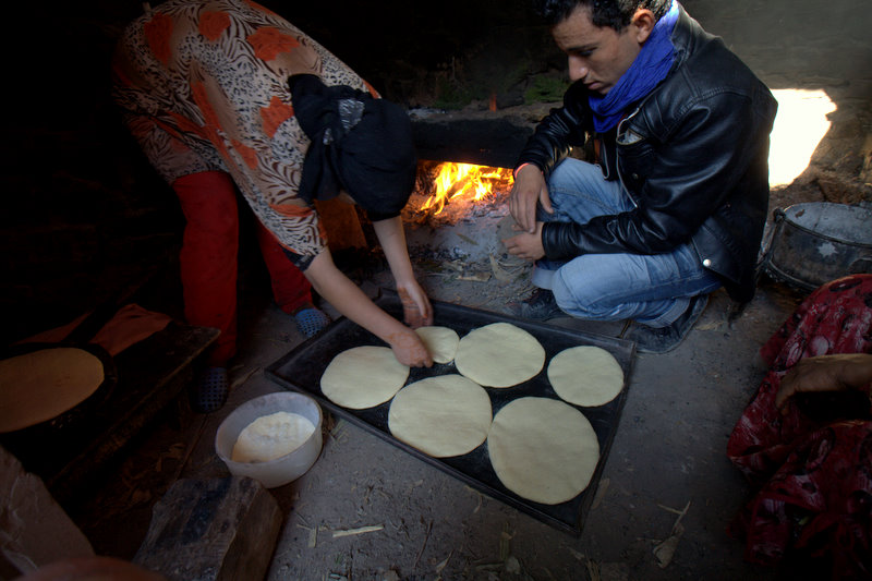 #11 Toufghine : cuisson des galettes de pain chez Mohamed Toufghine : cuisson des galettes de pain chez Mohamed