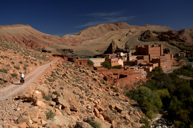 Des Roses à Dadès : arrivée sur la route des Gorges de Dadès ; quel choc ! constructions galoppantes, étales à touristes, autocars pleins de touriste... pour un site qui n'en vaut pas la peine !