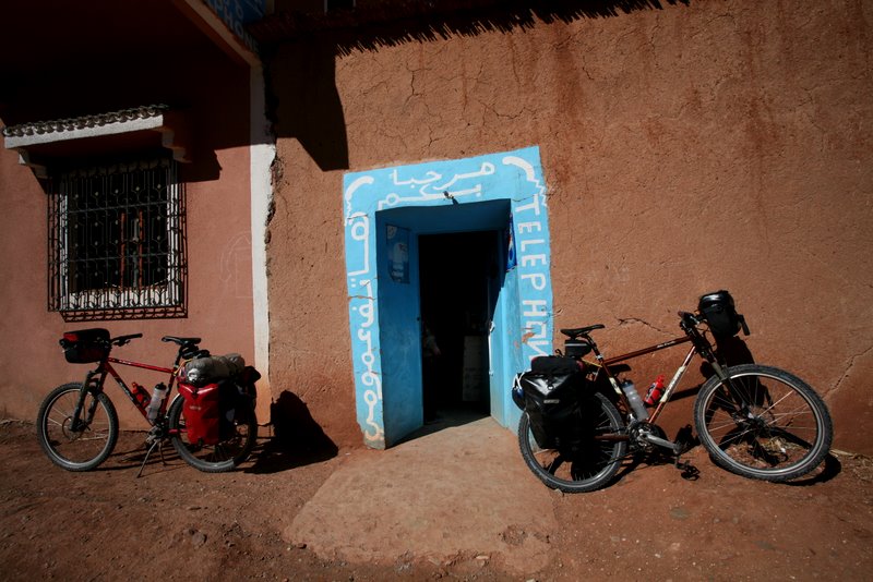 Cabine téléphonique : un certain contraste avec les Xphone du monde occidental