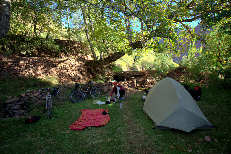 Tamzzrit : un bivouac dans les vergers du village