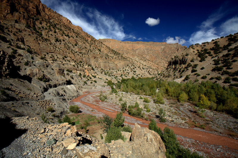 Vallée de la Tessaout : les eaux rouges et tumultueuses de la Tessaout