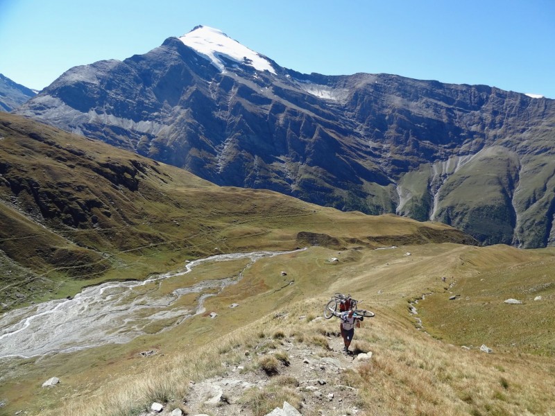 Aller zou tout le monde porte : Magnifique petite trace sur arête herbeuse permettant de profiter de la vue exceptionnelle du lieu lorsqu'il fait grand beau