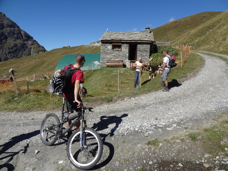 #6 Petite pause touriste : merci Xavier pour cette bonne idée de fromage de chèvre à partager au sommet ! Petite pause touriste : merci Xavier pour cette bonne idée de fromage de chèvre à partager au sommet !
