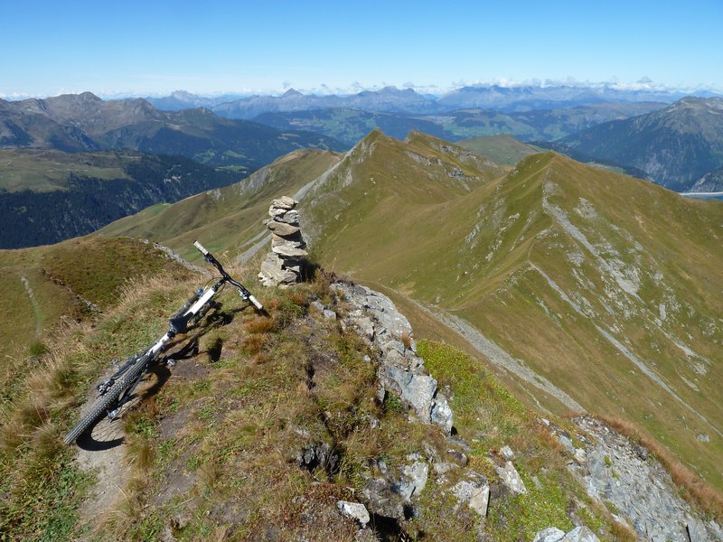 Mont Coin : Au sommet, la longue ligne de crête s'étire vers le nord