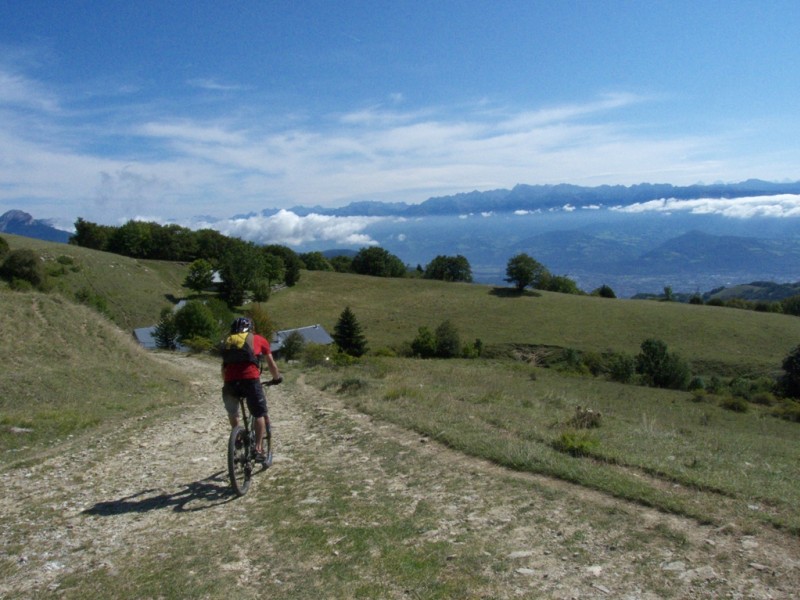 #1 Sornin : Arrivée sur le bas du plateau avec une belle vue sur Belledonne. Sornin : Arrivée sur le bas du plateau avec une belle vue sur Belledonne.