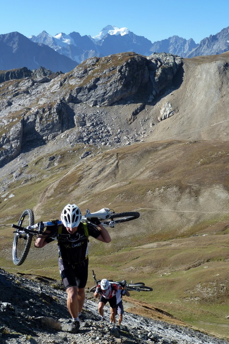 #2 Sommet Galibier : Arrivée dans l Sommet Galibier : Arrivée dans l'effort à la table d'orientation après un portage rustique. La barre des écrins se marre!