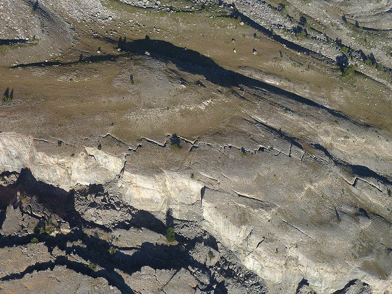 #2 Prédécoupée : La falaise au dessus du Lac Vert... Prédécoupée : La falaise au dessus du Lac Vert...