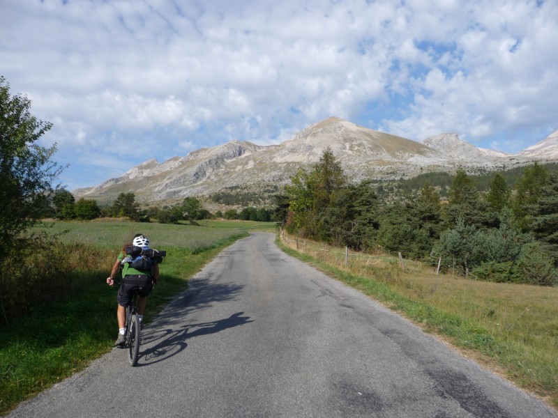 #1 Vallon Pierra : Montée sur route vers Lachaup. Vallon Pierra : Montée sur route vers Lachaup.