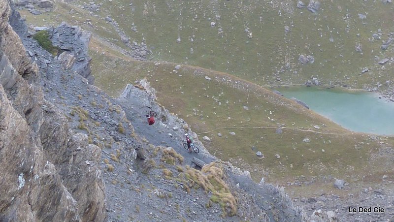 Colle dell'Infernetto : Passage de vire amenant sur la partie cablée. Attention en cas de pluie! Danger!