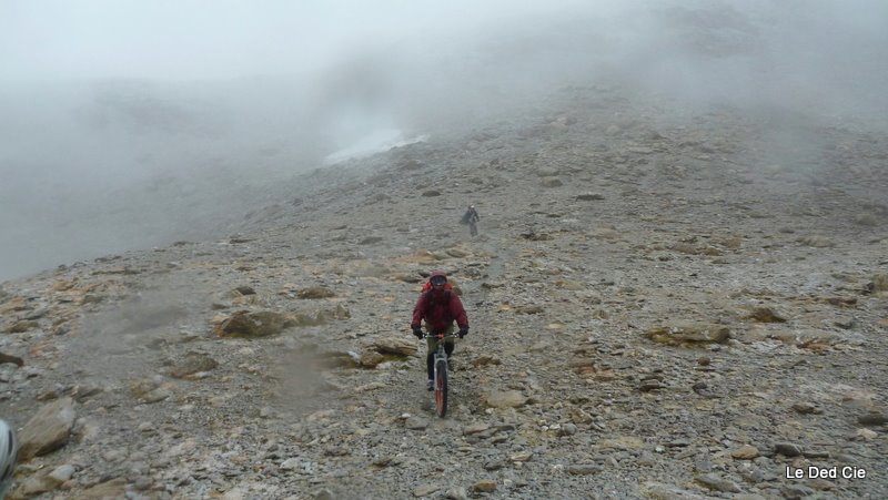 Descente : On ne s'arrêtera pas au refuge du Chambeyron car il sera encore plus difficile de repartir. Les sentiers sont détrempés, les doigts gelés mais y'a RIEN A JETER.