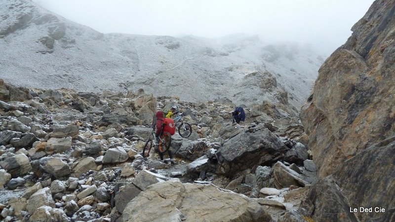 Col de Gypière : En route pour le col avec un temps exécrable.