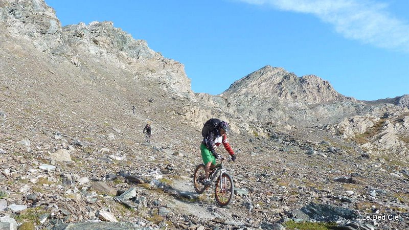 Descente sur le Val di Bellino : le groupe prend la banane petit à petit