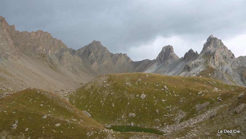 Brec de l'Homme : à droite du Brec, le colle Ciaslaras