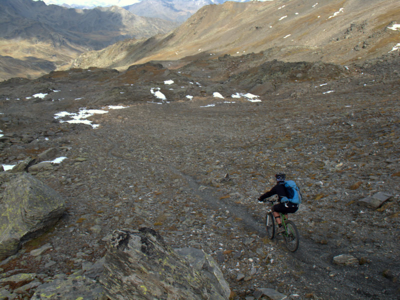#5 Col des Bataillères : le haut de la descente sur un single bien lisse Col des Bataillères : le haut de la descente sur un single bien lisse
